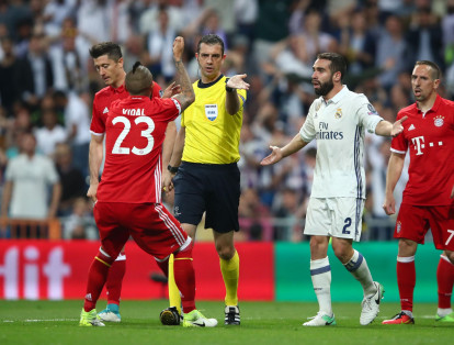 El árbitro Viktor Kassai sanciona penalti a favor del Bayern Múnich.