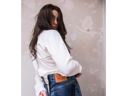 9 razones por las que unos jeans blancos deben formar parte de tu