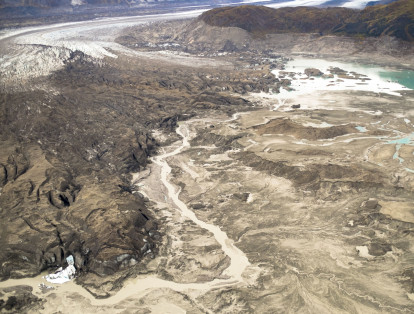 Una foto aérea, tomada en septiembre del 2016, muestra como la corriente de agua corre al pie del glaciar Kaskawulsh.