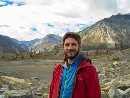 El geógrafo Dan Shugar investigó la desaparición del río. Hizo trabajo de campo en el parque natural Kluane en Canadá.