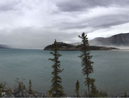 Los bajos niveles del río Slims han disminuido las descargas de ese afluente al lago Kluane, el más grande de la región canadiense Yukon. Esto permite que se vean mayores sedimentos en su superficie y se creen tormentas de arena.