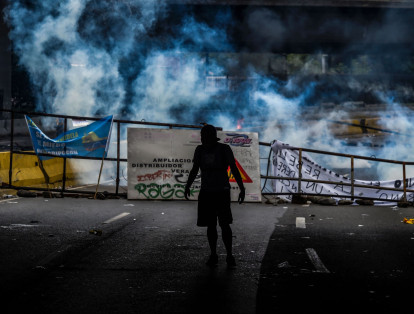 Los enfrentamientos entre la Policía y manifestantes que les tiraban piedras estallaron en una estratégica autopista y en varios sectores del oeste de Caracas, así como en ciudades de los estados de Zulia, Carabobo, Táchira, Mérida y Anzoátegui.