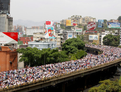 Manifestantes de la oposición venezolana durante la llamada 'madres de todas las marchas' en Caracas.