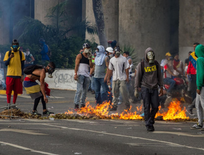 La sexta marcha de abril contra el presidente Nicolás Maduro estuvo bloqueada con bombas lacrimógenas y fuerzas antimotines.