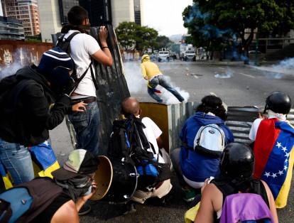 Los enfrentamientos entre la Policía y los manifestantes que les tiraban piedras estallaron en una estratégica autopista y en varios sectores del oeste de Caracas. También hubo disturbios en los estados de Zulia, Carabobo, Táchira, Mérida y Anzoátegui.