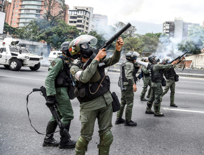 Agentes antimotines han impedido con gases lacrimógenos el avance de la gigantesca movilización en contra del presidente Nicolás Maduro.