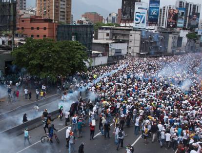 Además de demostrar su descontento hacia el gobierno del presidente Nicolás Maduro, la masa opositora busca presionarlo en demanda de respeto a la separación de poderes en el país (exigiendo plenas competencias para la Asamblea Nacional) y la publicación de un cronograma electoral.