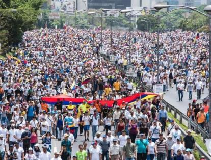 La avenida Francisco Fajardo, la más importante vía arteria de Caracas luce así este miércoles durante la "madre de todas las marchas"