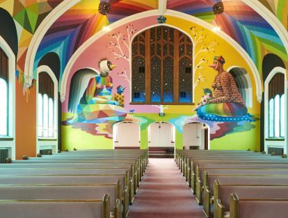 La restauración incluye pinturas en las paredes y en el techo de la capilla realizados por el graffitero español Okuda San Miguel, renombrado por sus trabajos de remodelación de iglesias. Por medio de triángulos de distintos y vivos colores que forman a la vez un arco iris y rostros de animales.