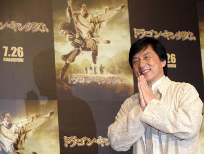 Jackie Chan sufrió varias quemaduras en la filmación de 'Historia Policial'. El actor se deslizó por una barra de metal muy caliente.