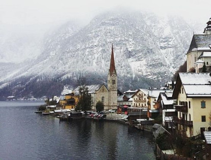 El pueblo de Hallstatt está ubicado en Austria y hace parte del distrito montañoso de Salzkammergut.