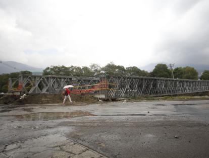 En la mañana de este martes comenzó el desmonte del puente militar del sector de La Macarena lo que generó un fuerte caos vehicular.