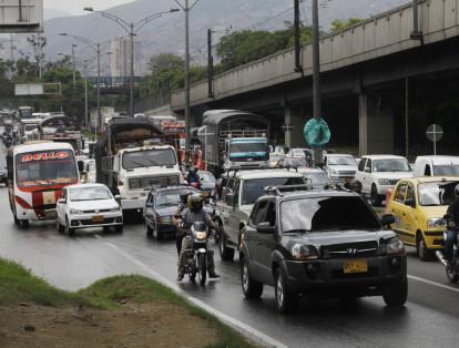 En la mañana de este martes comenzó el desmonte del puente militar del sector de La Macarena lo que generó un fuerte caos vehicular.
