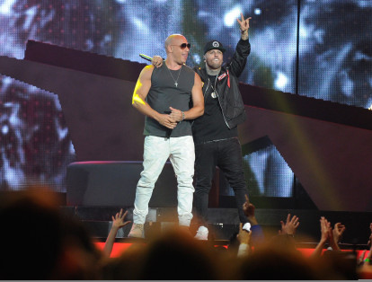 Nicky Jam también ganó el premio a mejor canción latina del año por 'El amanecer' dedicó la victoria a Venezuela, deseando que "las cosas vayan para arriba, con Dios", y luego se subió al escenario con la bandera del país caribeño.