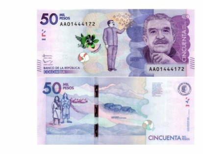 En el billete colombiano aparece sobre un fondo entre púrpura oscuro y claro sobresale el escritor Gabriel García Márquez rodeado de mariposa. En su respaldo, se observan dos representantes de una etnia de la Sierra Nevada de Santa Marta e imágenes de sus viviendas y sitios arqueológicos (Ciudad Perdida).