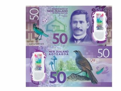 50 dólares (Nueva Zelanda): en el frente se observa un cuervo y una imagen de Apirana Ngata, político del siglo pasado en el país. En su reverso, se ve un bosque y especies como un cuervo y helechos.