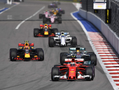 Kimi (Ferrari), Lewis Hamilton (Mercedes), Max Verstappen (Red Bull), Felipe Massa (Williams), Daniel Ricciardo (Red Bull) y los dos Force India de Sercio Pérez y Occon