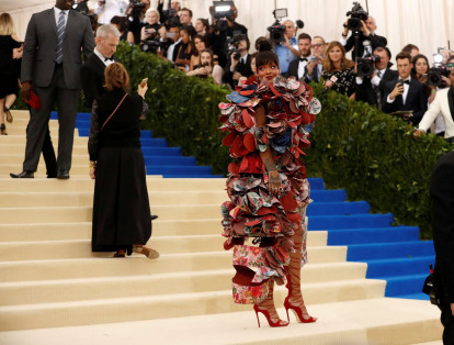 Rei Kawakubo y su firma Comme des Garçons, considerada una de las mayores influencias del mundo de la moda durante más de 50 años, fue la diseñadora homenajeada este año. Rihanna vistió una de sus creaciones.