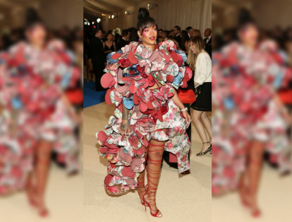 Rihanna ha sido aclamada por su elección para la gala y se llevó el título de mejor vestida. Muchos consideran que este vestido diseñado por Rei Kawakubo es una obra de arte y la mejor forma de rendir homenaje al protagonista de la exhibición.