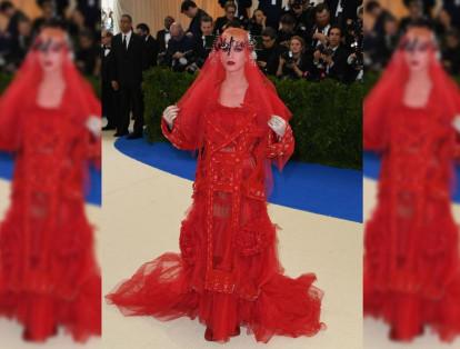Las críticas están divididas frente al look de Katy Perry. Para algunos, la artista dio en el blanco con este atrevido diseño Maison Margiela "Artesanal". Las múltiples capas de tul y chiffon rojo, y el velo que le cubría la cabeza le merecieron aplausos por seguir el tema de la noche "Art of the In-Between". Para otros, el vestido es algo que Lady Gaga usaría, y a Katy se le vio ridículo.