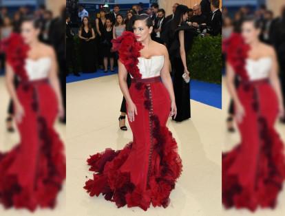 Ashley Graham también optó por un vestido de Comme des Garcons, diseñado por Rei Kawakubo. La modelo llamó la atención con el color rojo y los boleros florales de su atuendo.