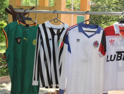 Camerún sin manga (no pudo jugar así en Copa África), Juventus de 1977 y 1978 (la utilizó Roberto Bettega), Yugoslavia 1986 y 1987 y Flamengo de los 80 (la usó Zico).