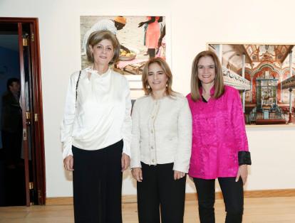 Carmela Restrepo de Villegas, Cristina Carrizosa, directora ejecutiva de la Corporación Matamoros, y la curadora Pilar Cabrera.