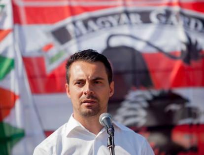Gábor Vona es parte del grupo político el Jobbik (”los mejores”, en húngaro) que tiene un fuerte discurso antisemita y antigitano. El partido también tiene como objetivo vigilar a los  judíos y el Estado de Israel, al que acusan de querer 'ocupar Hungría'.