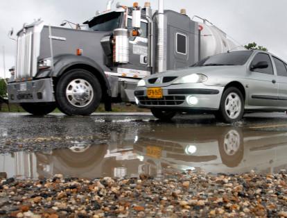 Transitar por la carretera la Cordialidad es un verdadero caos por la cantidad de huecos que tiene y la situación se complica con las lluvias.