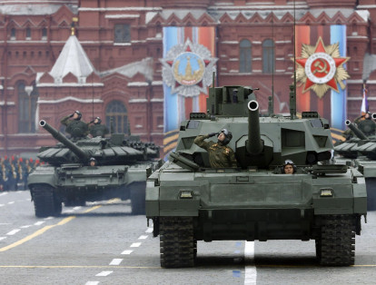 Tanques y camiones marcharon junto a soldados de las fuerzas armadas rusas cerca al Kremlin, en Moscú.