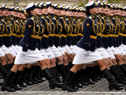 Las diferentes divisiones del ejército ruso marcharon ante la mirada de miles de espectadores.