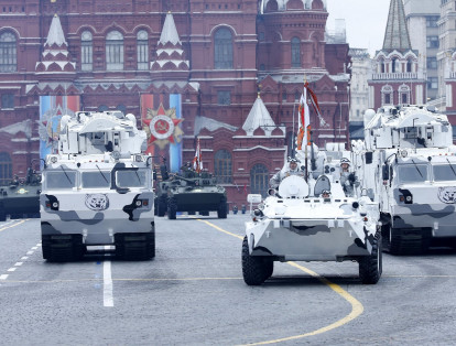 Vehículos militares de tierra y nieve rodaron por las calles de la capital rusa.