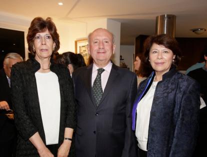 María del Rosario Rodríguez, Fernando Bernal y Gloria Urdaneta