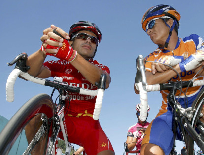 El colombiano Mauricio Ardila vivió un episodio similar en la Vuelta a España de 2005. El cafetero, a 100 metros de la meta, celebró con las manos en alto y fue rebasado por otros dos ciclistas.