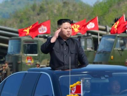 Kim Jong Un observa un simulacro militar que marca el 85 aniversario del establecimiento del Ejército del Pueblo Coreano.