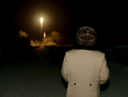 En la foto revelada por la agencia oficial KCNA, Kim Jong Un supervisa el lanzamiento de cohetes balísticos de la Fuerza Estratégica del Ejército Popular Coreano.