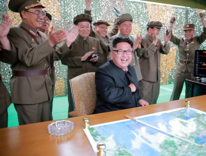 El líder norcoreano celebrando el lanzamiento de un misil balístico de largo alcance.