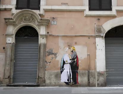 El mural está pintado en papel y está pegado en una pared cercana al Vaticano.
