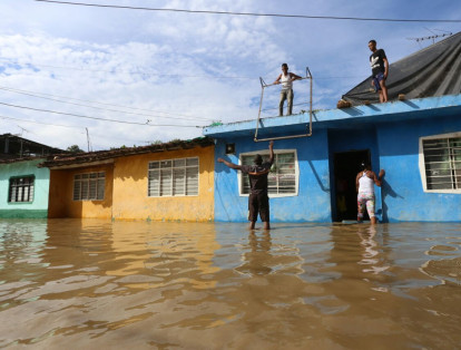 En la madrugada del viernes se empezaron a presentar inundaciones en el sector de Juanchito.