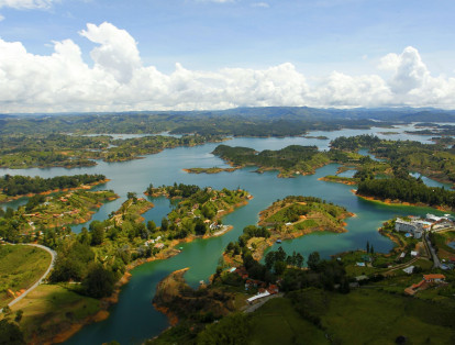 Guatapé, municipio de Colombia tiene un embalse de aguas color verde esmeralda y una piedra de 220 metros de altura.