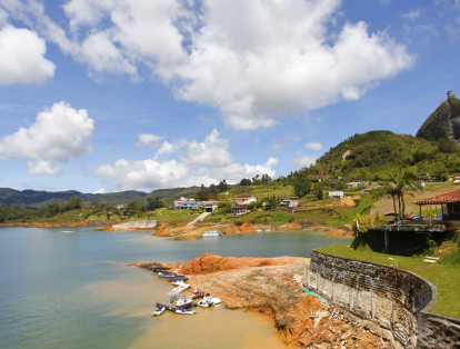 En la década de 1970, Guatapé fue escogido por la Gobernación de Antioquia para construir una represa que generara energía hidroeléctrica. Para ello fue necesario inundar gran parte del municipio.