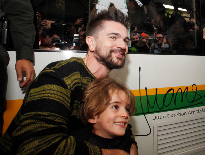 El cantante colombiano Juan Esteban Aristizábal 'Juanes' lanzó su nuevo album "Mis planes son amarte", un vagón del Metro de Medellín fue el lugar escogido para el lanzamiento mundial.