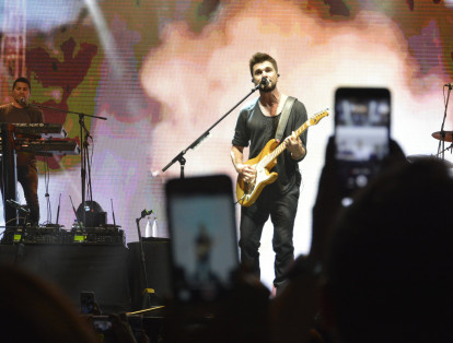 En compañía de sus familiares, amigos e invitados espaciales, el cantante Juanes realizó el estreno mundial de su nuevo álbum "Mis planes son amarte". El exclusivo evento se realizó en los talleres del Metro de Medellín.