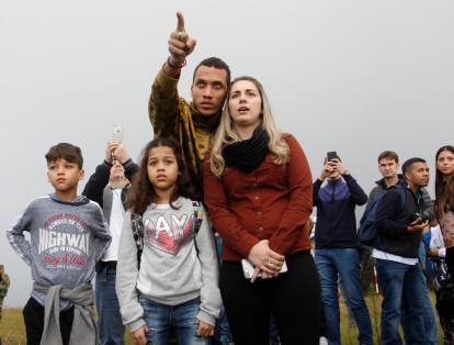 Hélio Zampier Neto, uno de los jugadores de Chapecoense que sobrevivió a a tragedia de noviembre de 2016, le muestra a su familia el lugar donde cayó el avión de Lamia.