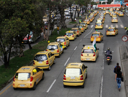 Taxistas de Medellín se movilizaron por las principales calles de la ciudad en protesta contra las plataformas digitales como Uber y cabiby.