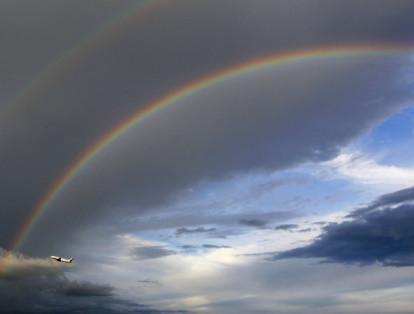 La temporada invernal en Antioquia, dejó a la vista un espectacular arcoíris que se posó sobre el aeropuerto internacional José María Córdova.