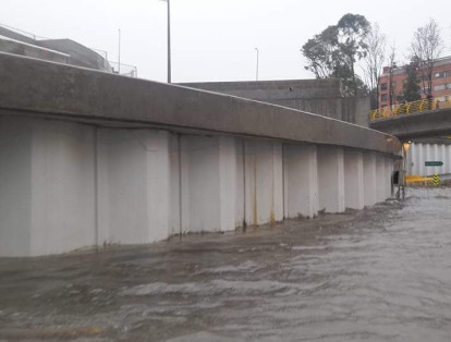 Las fuertes lluvias en Bogotá inundaron el deprimido de la calle 94 con NQS.