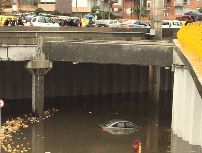 Según usuarios de redes, algunos autos quedaron tapados por el agua.