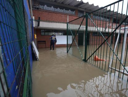 El barrio está por debajo del nivel de los ríos Bogotá y Tunjuelo, que tienen niveles altos por las fuertes lluvias de estos días.
