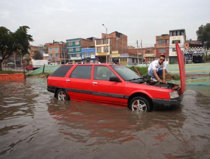 Las inundaciones incluso han causado daños en algunos vehículos.
